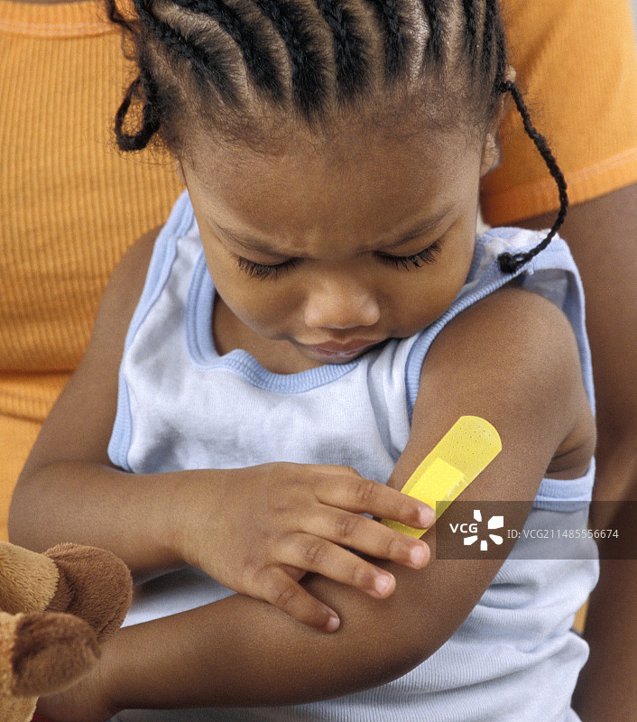 有轻微伤口的年轻女孩图片素材