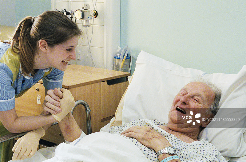 照顾耐甲氧西林金黄色葡萄球菌感染患者的护士图片素材