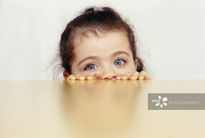 躲藏的年轻女孩图片素材