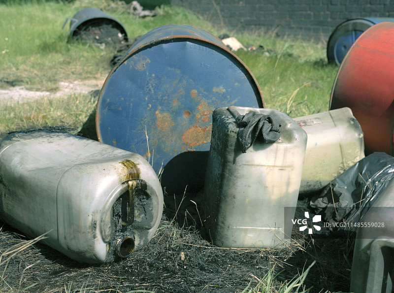 非法倾倒的石油图片素材