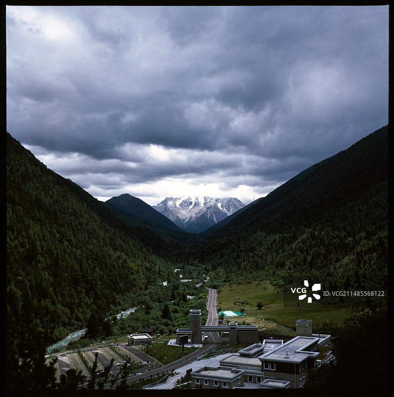 远眺云绕亚拉雪山图片素材