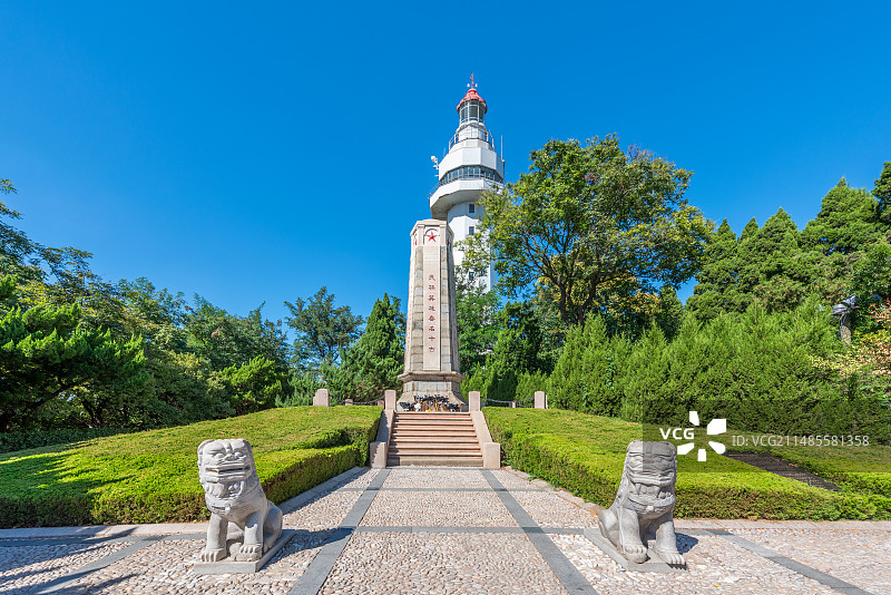 亚洲中国山东省烟台市烟台山革命烈士纪念碑和灯塔图片素材