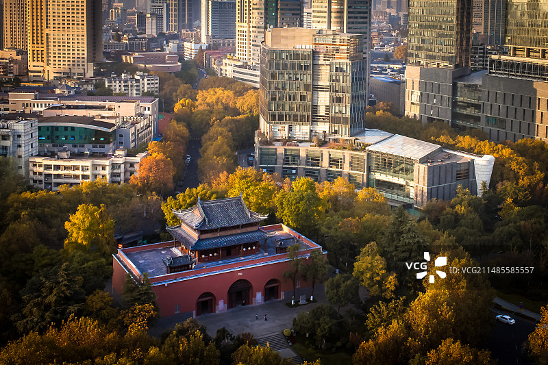 南京群楼包围的鼓楼图片素材