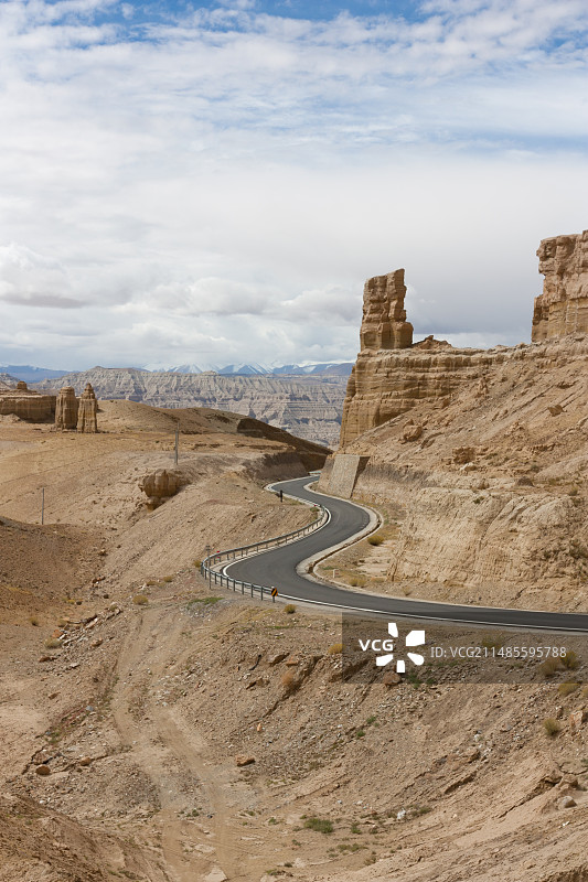 西藏阿里地区札达县札达土林地质公园，公路在土林穿过图片素材