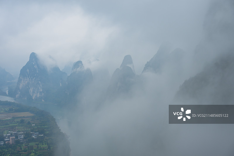 相公山上观看云雾缭绕的漓江风光图片素材