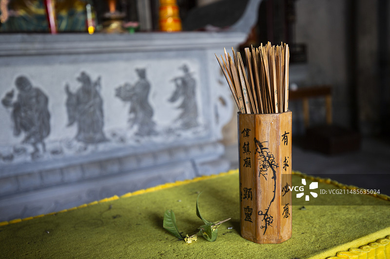 江苏镇江金山寺里的求签签筒图片素材