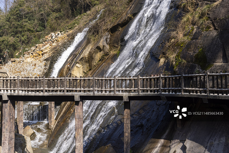江西上饶望仙谷悬崖瀑布图片素材