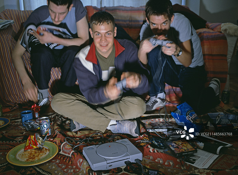 朋友们玩电脑游戏图片素材