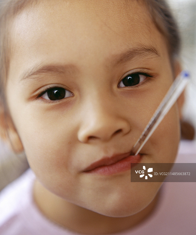 发烧的孩子图片素材