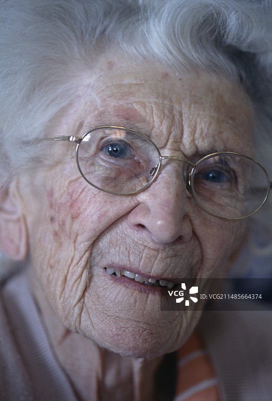 年长女性的面部图片素材