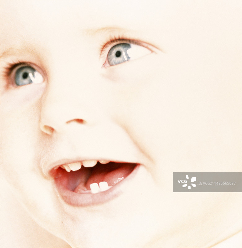 微笑的男婴图片素材