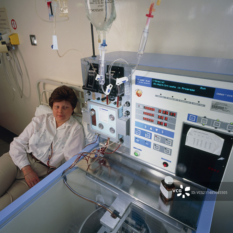 女性捐献者采集血干细胞图片素材