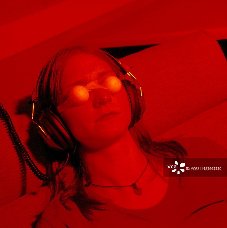 正在接受感觉剥夺心灵感应实验的女人图片素材