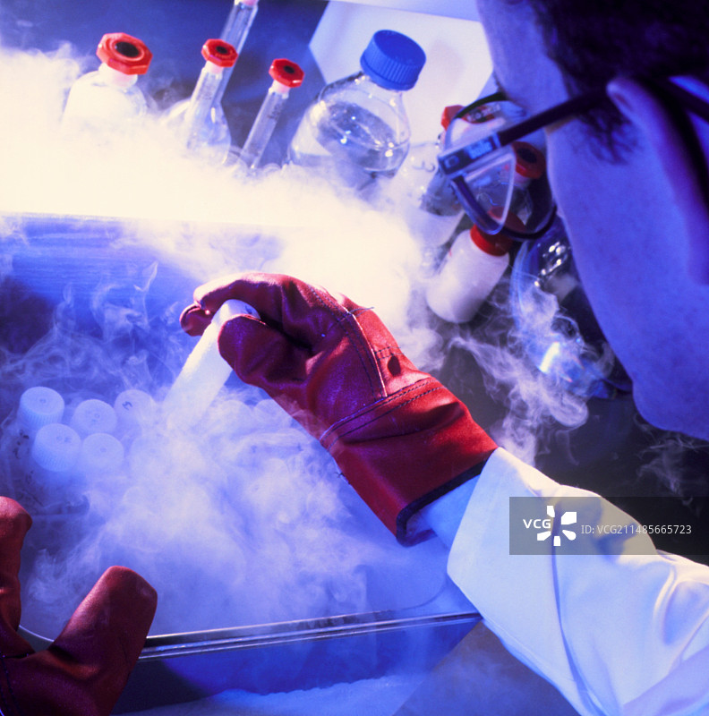 研究员从冷冻储存器中取出样品管图片素材