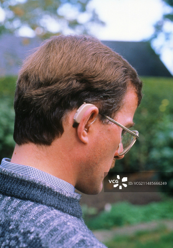 戴着助听器的男人图片素材