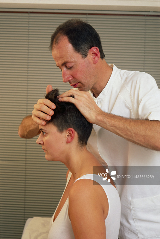 顶骨脊椎按摩调整图片素材