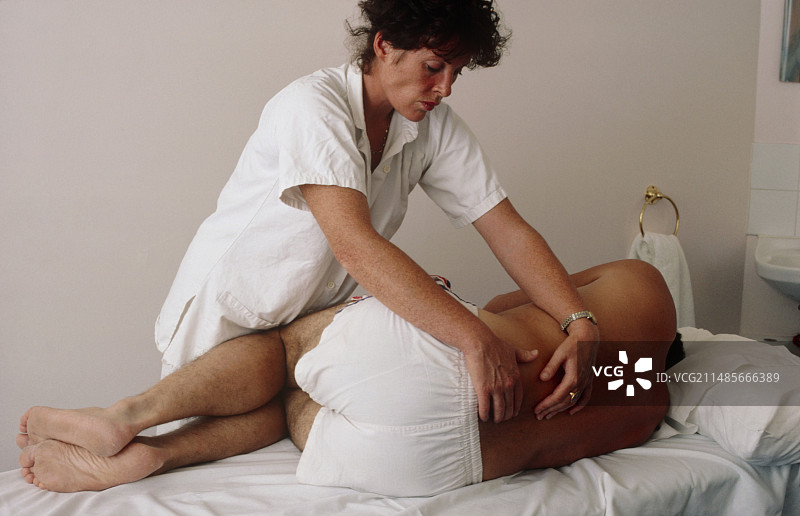 整骨医生治疗背痛图片素材