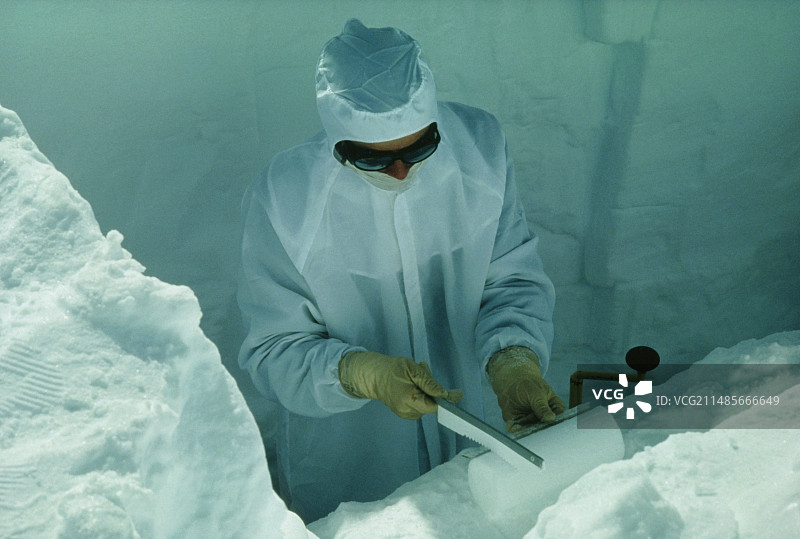 冰川学家在南极洲锯冰芯图片素材