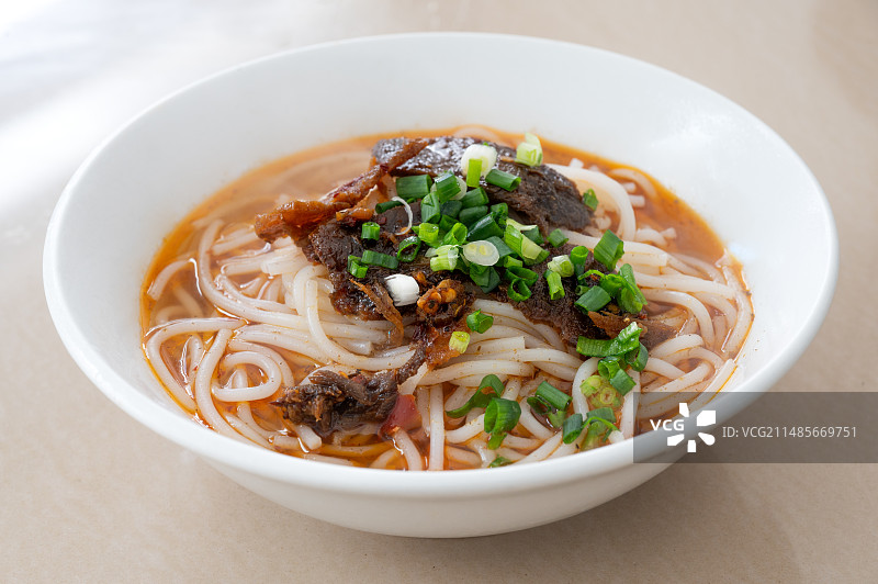 白色桌面上的一碗常德津市麻辣牛肉粉图片素材