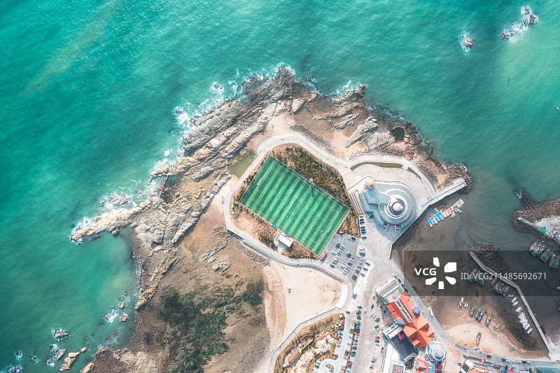航拍青岛崂山区极地海边球场网红球场城市风光图片素材