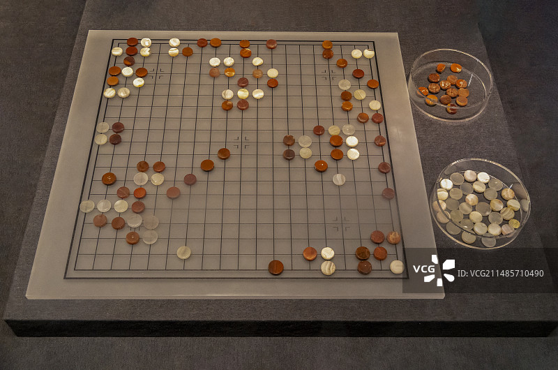 中国考古博物馆“中国历史研究院文物文献精品展”：围棋子（玛瑙，元，北京元大都遗址）图片素材