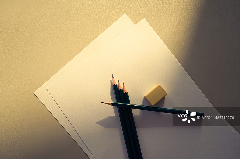 桌子上的铅笔和纸的特写镜头图片素材