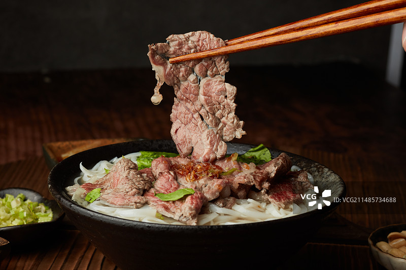 夹起来一块牛肉图片素材