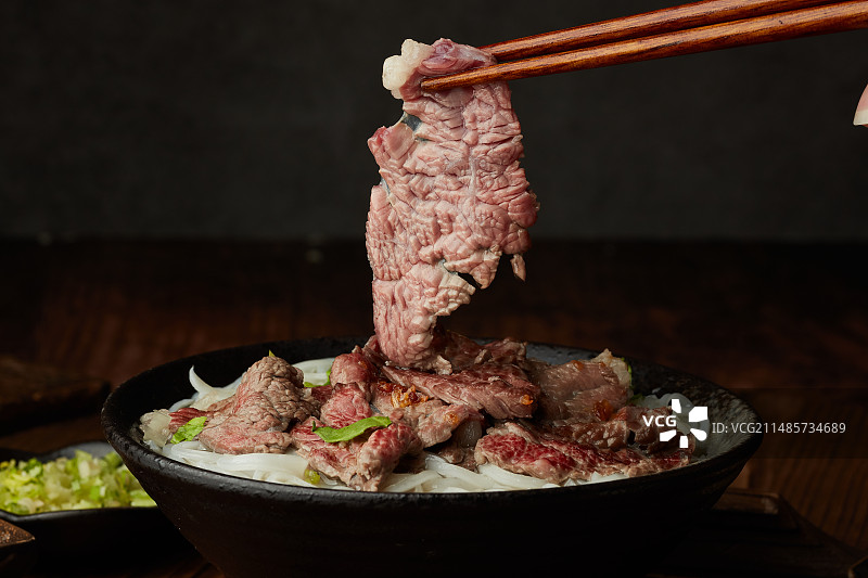 夹起来一块牛肉图片素材