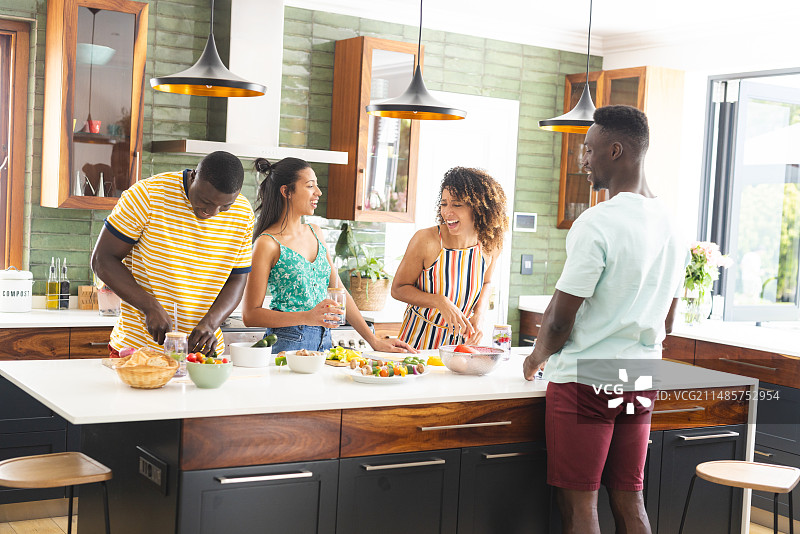 朋友们在现代厨房里一起准备食物图片素材