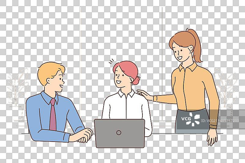 微笑的商务人士在电脑上协作图片素材