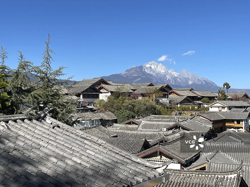 丽江古城与玉龙雪山图片素材