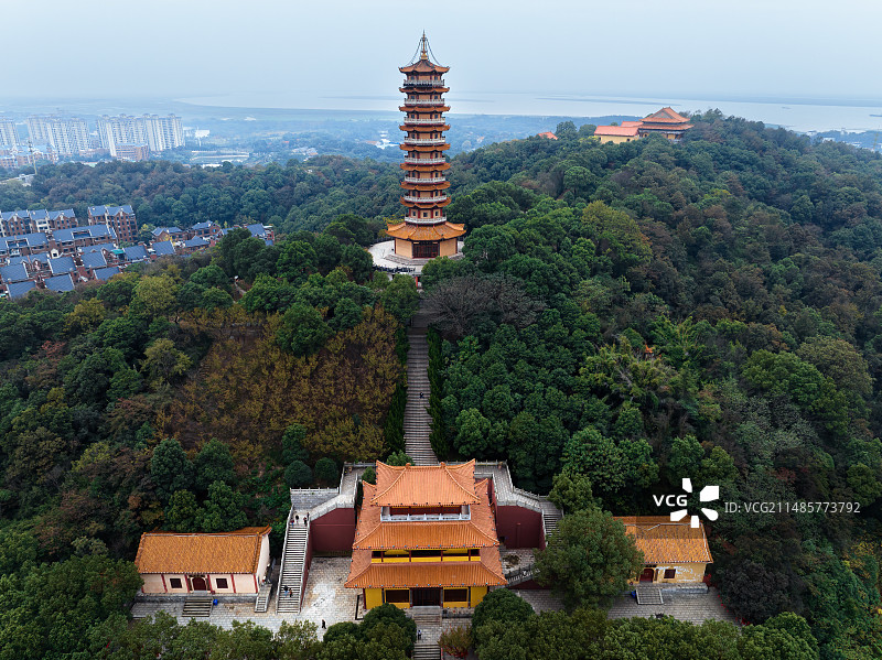 航拍岳阳圣安寺和佛塔景观图片素材