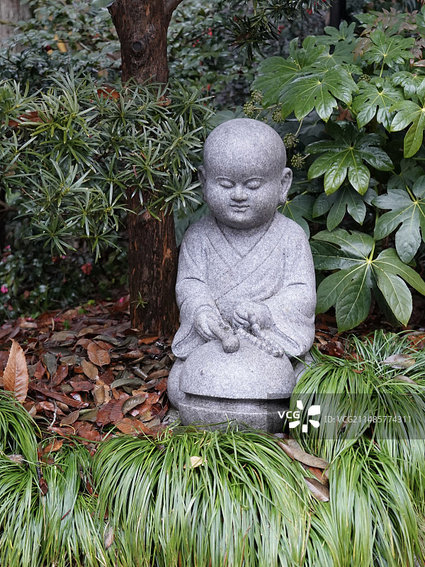 杭州永福禅寺小沙弥雕塑图片素材