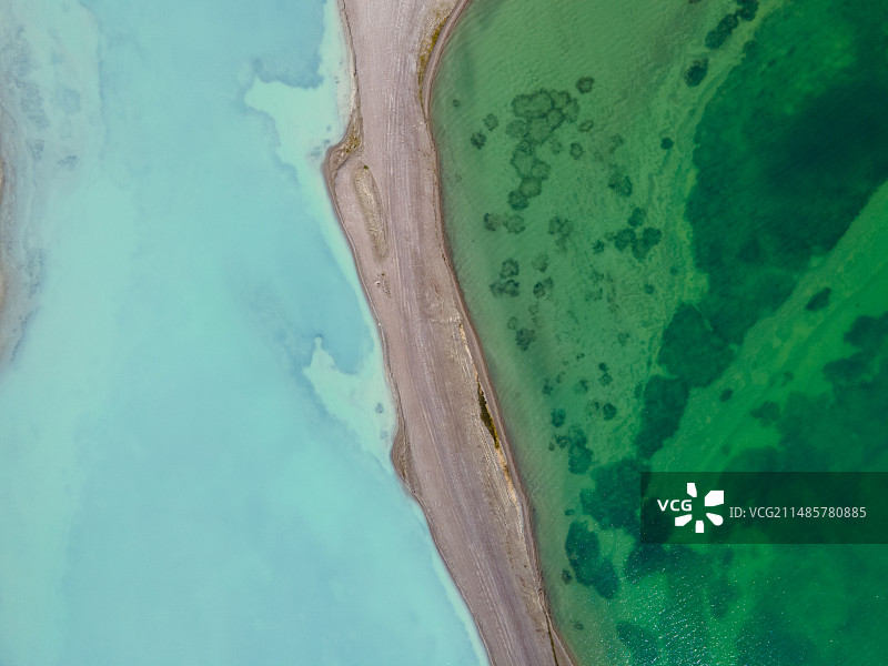 航拍西藏阿里地区改则县物玛措风光，神奇的双色湖图片素材