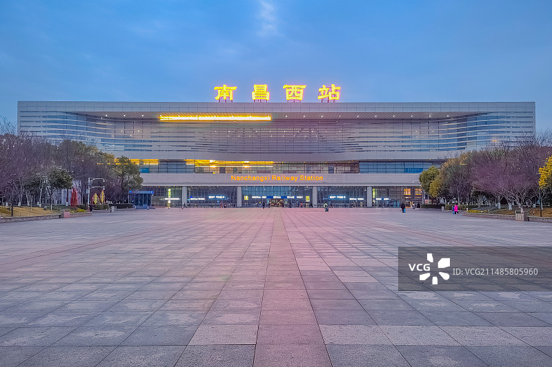 南昌西火车站蓝调时刻风光图片素材