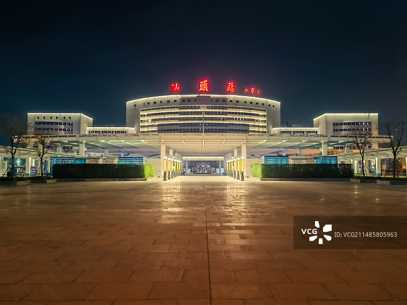 汕头火车站候车厅夜景外景全景图片素材
