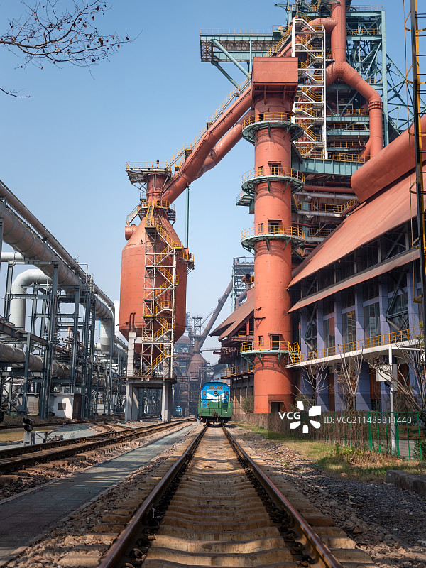 武钢厂房炼钢高炉与货运火车图片素材