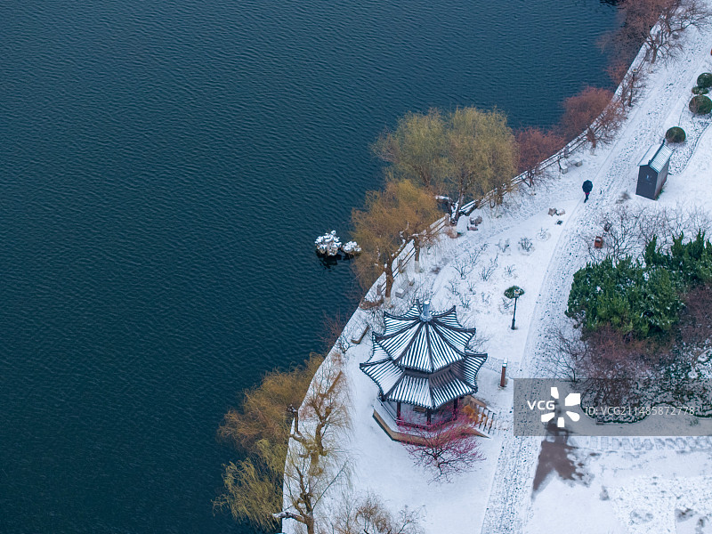 雪后八角亭图片素材