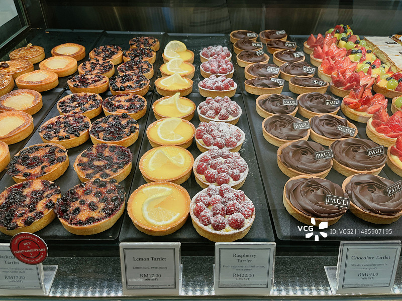 店内待售甜食高角度透视图图片素材