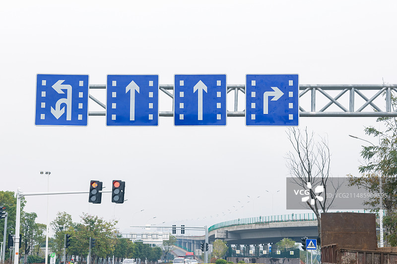 城市道路方向指示牌图片素材