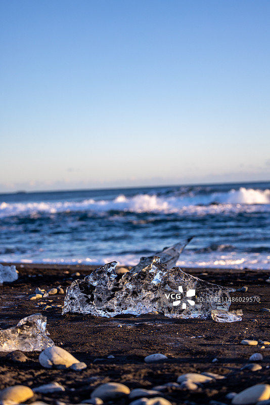 黑沙滩上的钻石冰图片素材
