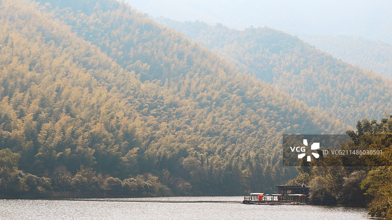 秋天的湖面两侧森林对天景观带小船图片素材