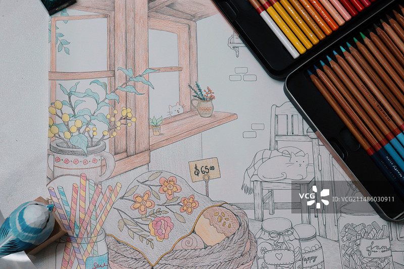 桌子上的涂色画纸和彩笔的高角度视图图片素材