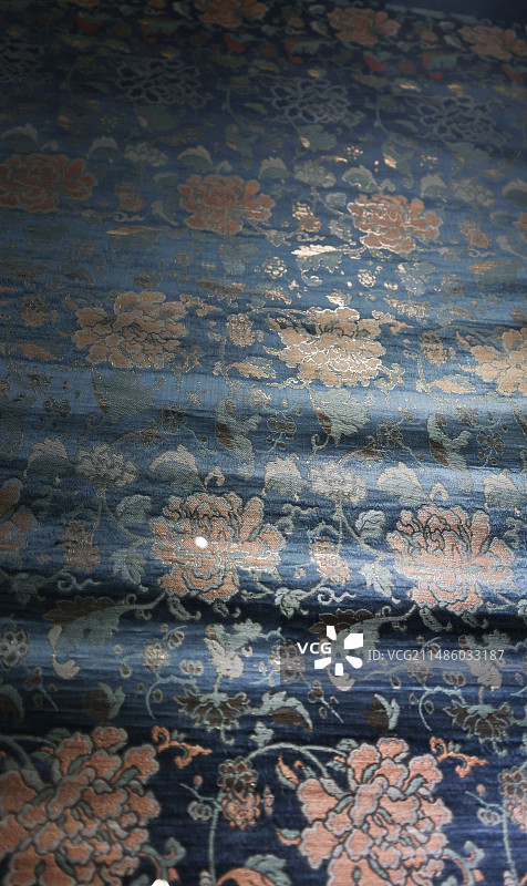 国家博物馆科技的力量展览清代蓝地牡丹织金锻图片素材