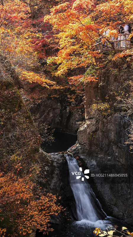 辽宁本溪大石湖秋日幽潭瀑布图片素材