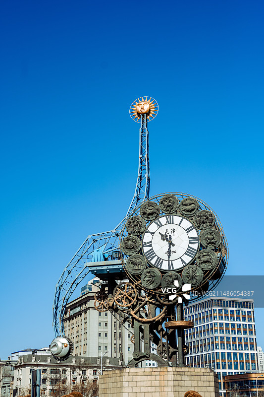 晴朗蓝天下的天津世纪钟图片素材