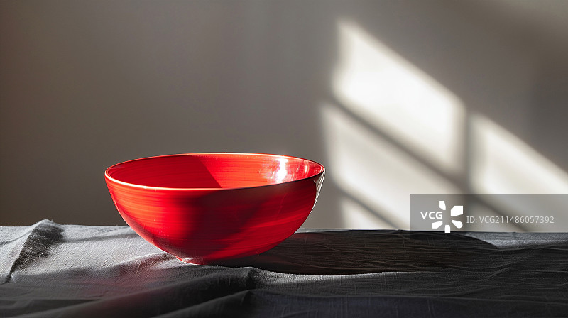 黑色背景中的一个红色的碗图片素材