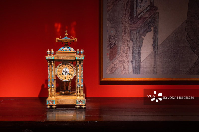 故宫珍宝馆内文物——铜镀金珐琅四明钟图片素材