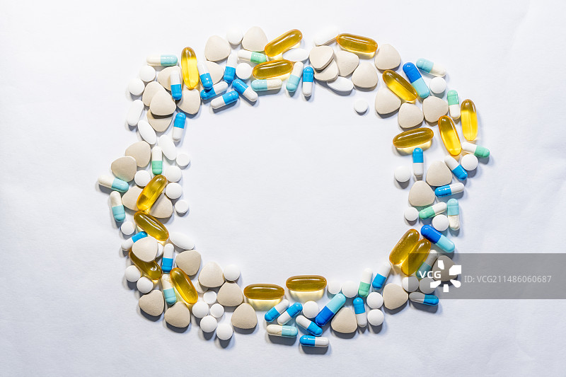 桌子上散落的药品，背景，医疗图片素材