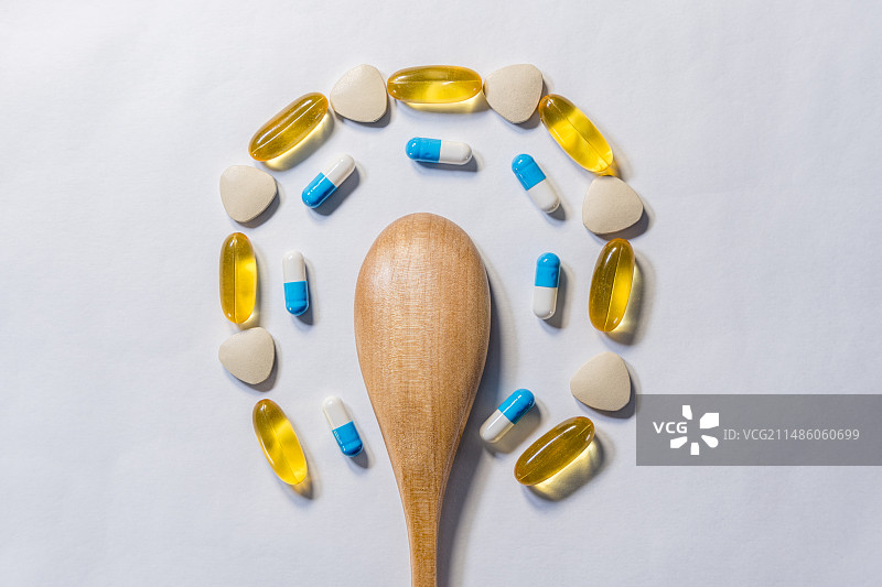 桌子上散落的药品，背景，医疗图片素材